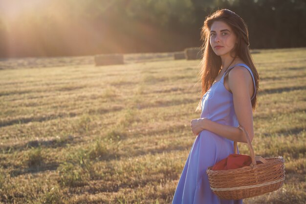 Souriante jeune femme sur le fond du paysage rural