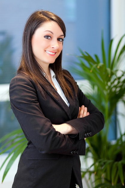 Souriante jeune femme gestionnaire au bureau