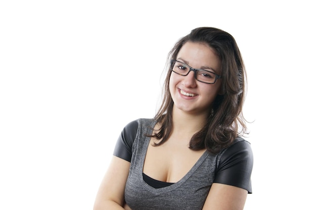 Souriante jeune femme avec des lunettes