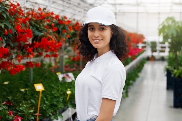 Souriante jeune femme marchant en serre