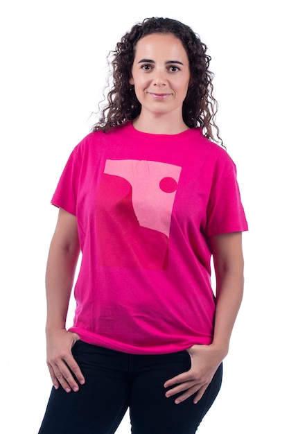 Souriante jeune femme positive avec t-shirt rose.