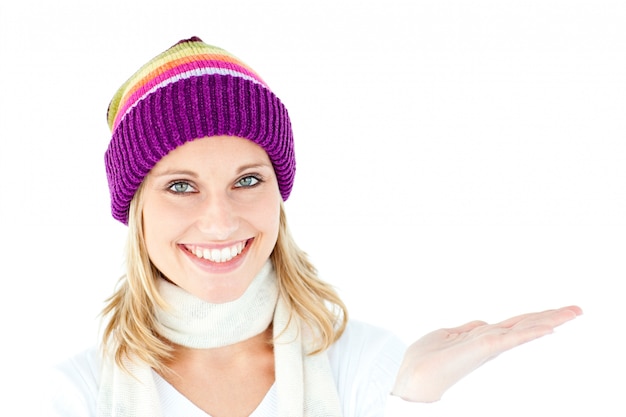 Souriante jeune femme présentant en regardant la caméra