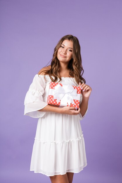 Souriante jeune femme en robe d'été