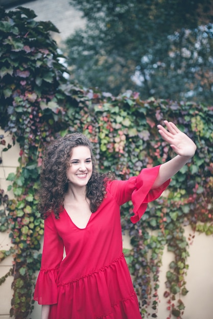 Souriante jeune femme en robe rouge