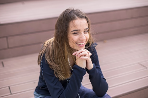 Souriante jeune femme avec smartphone et casque d'écoute de la musique