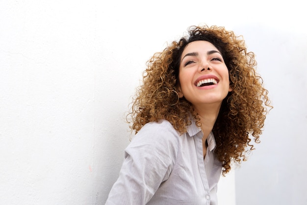 Souriante jeune femme souriante sur fond blanc