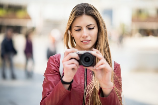 Souriante jeune femme tenant une caméra