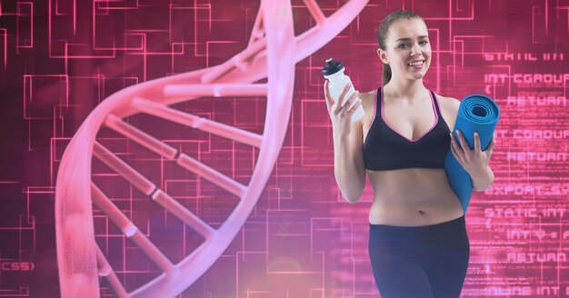 Souriante jeune femme tenant un tapis d'exercice et une bouteille d'eau par structure d'ADN