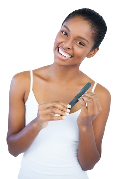 Souriante Jeune Femme En Utilisant Une Lime à Ongles