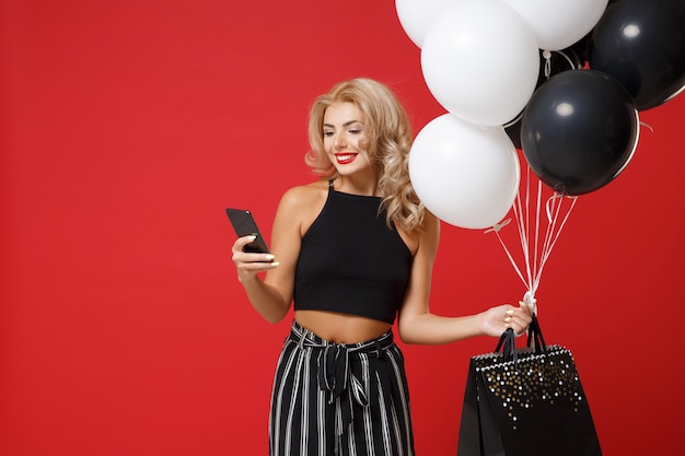 Souriante jeune femme en vêtements noirs posant