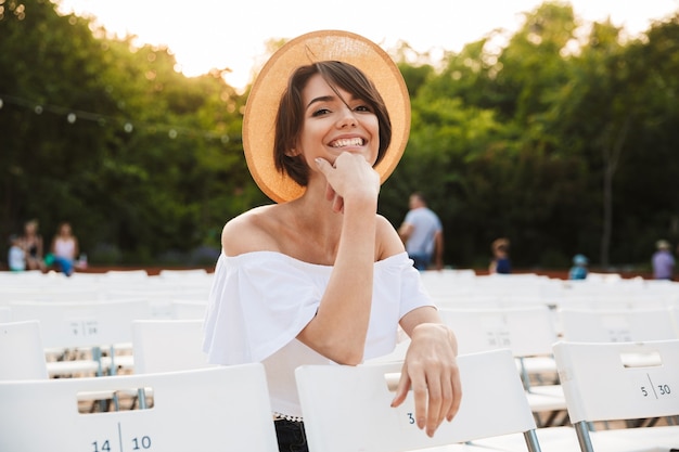 Souriante jeune fille au chapeau d'été