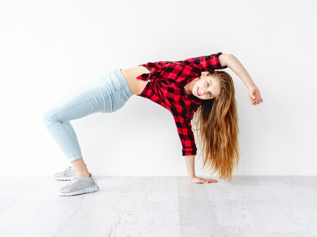 Souriante jeune fille danseuse en studio