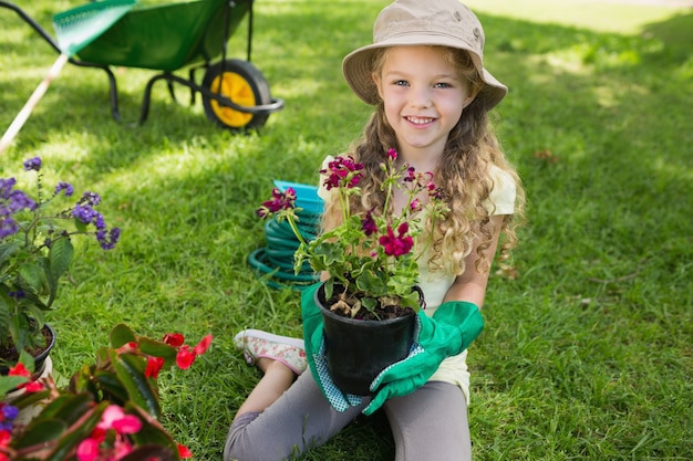 Souriante jeune fille engagée dans le jardinage