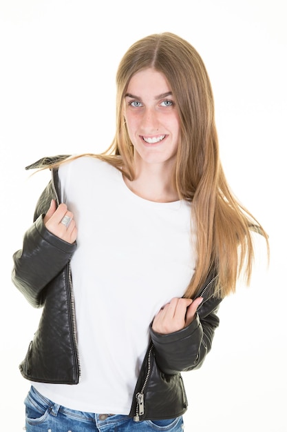 Photo souriante jeune fille avec une veste en cuir ouverte sur une chemise vide blanche