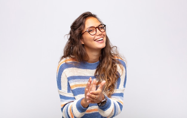 Souriante jeune jolie femme