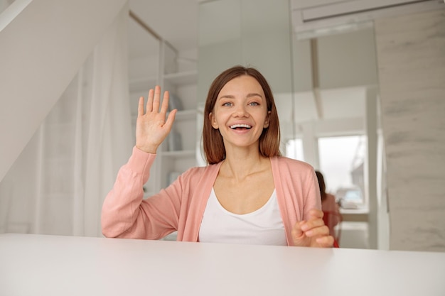 Souriante jolie dame ayant une bonne journée à la maison