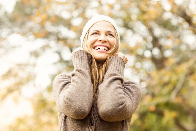 Souriante jolie femme avec un chapeau