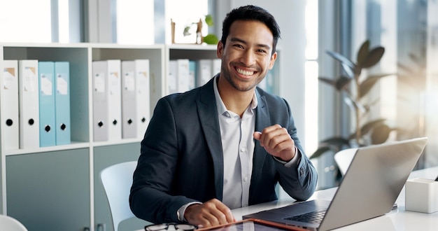 Souriez ordinateur portable de bureau et homme d'affaires agent de banque ou employé administratif avec carrière souriez expérience de travail ou fierté portrait d'administration de bonheur et personne professionnelle travaillant sur la recherche en ligne