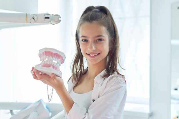 Sourire, adolescent, girl, dentaire, cabinet, tenue, mâchoire, modèle, dents