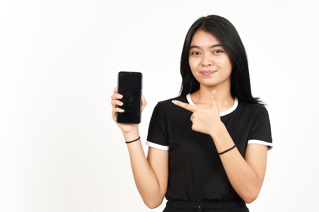 Sourire et afficher des applications ou des publicités sur un smartphone à écran blanc d'une belle femme asiatique isolée sur blanc