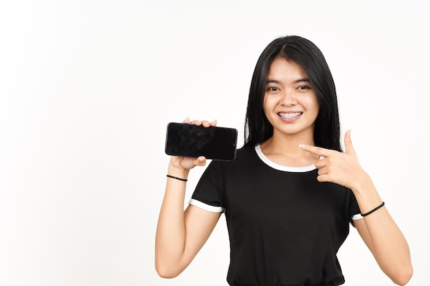 Sourire et afficher des applications ou des publicités sur un smartphone à écran blanc d'une belle femme asiatique isolée sur blanc