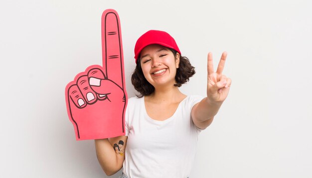 Sourire et avoir l'air heureux de faire des gestes de victoire ou de paix