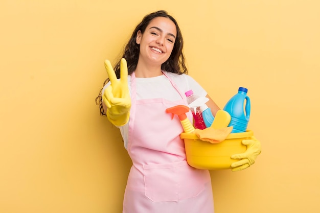 Sourire et avoir l'air heureux de faire des gestes de victoire ou de paix