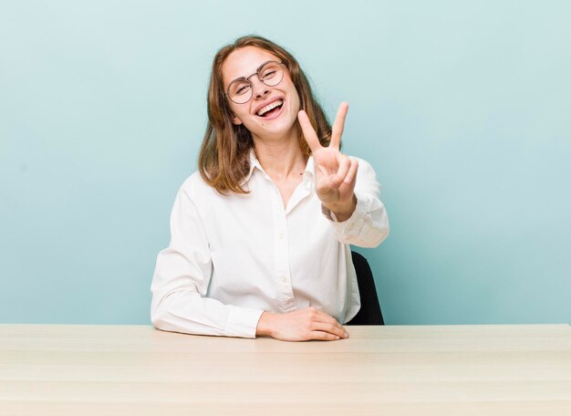 Sourire et avoir l'air heureux de faire des gestes de victoire ou de paix