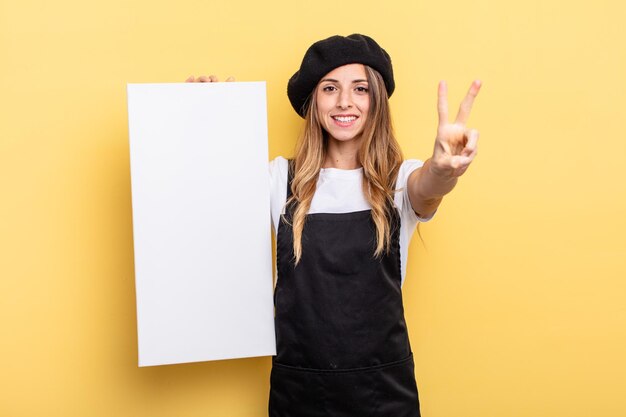 Sourire et avoir l'air heureux de faire des gestes de victoire ou de paix