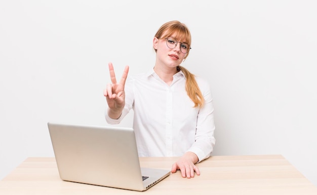 Sourire et avoir l'air heureux de faire des gestes de victoire ou de paix