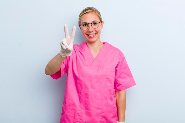 Sourire et avoir l'air heureux de faire des gestes de victoire ou de paix