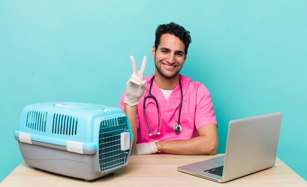 Sourire et avoir l'air heureux de faire des gestes de victoire ou de paix