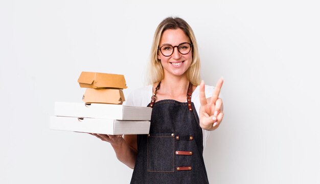 Sourire et avoir l'air heureux de faire des gestes de victoire ou de paix