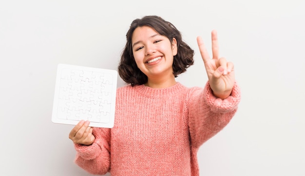 Sourire et avoir l'air heureux de faire des gestes de victoire ou de paix