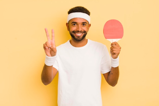 Sourire et avoir l'air heureux de faire des gestes de victoire ou de paix