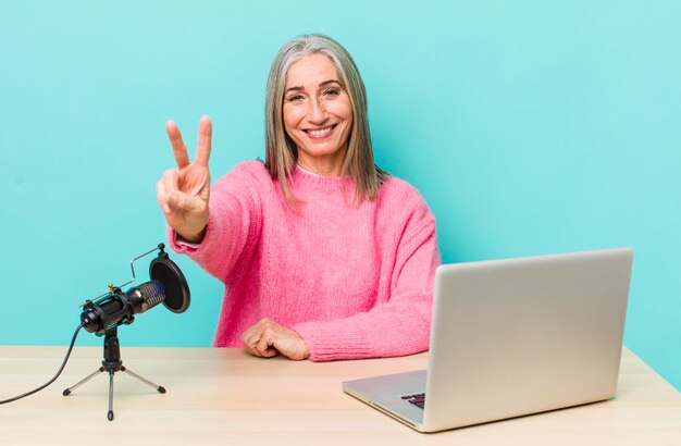 Sourire et avoir l'air heureux de faire des gestes de victoire ou de paix