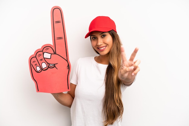 Sourire et avoir l'air heureux de faire des gestes de victoire ou de paix