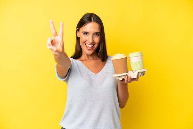 Sourire et avoir l'air heureux de faire des gestes de victoire ou de paix