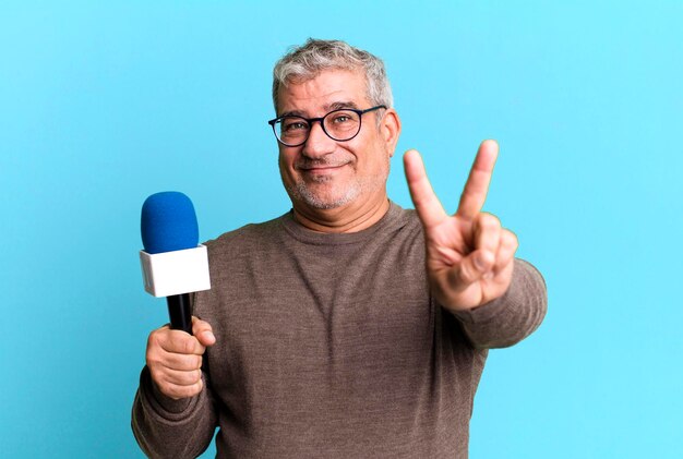 Sourire et avoir l'air heureux de faire des gestes de victoire ou de paix