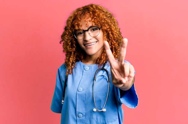 Photo sourire et avoir l'air heureux de faire des gestes de victoire ou de paix