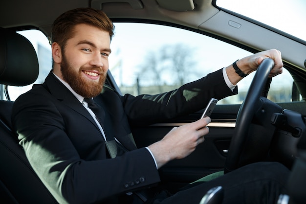 Sourire, beau, femme affaires, utilisation, téléphone, quoique, séance, dans voiture