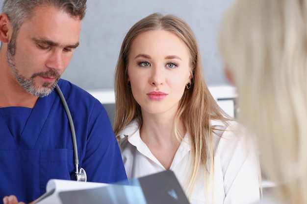 Sourire beau médecin communiquer avec