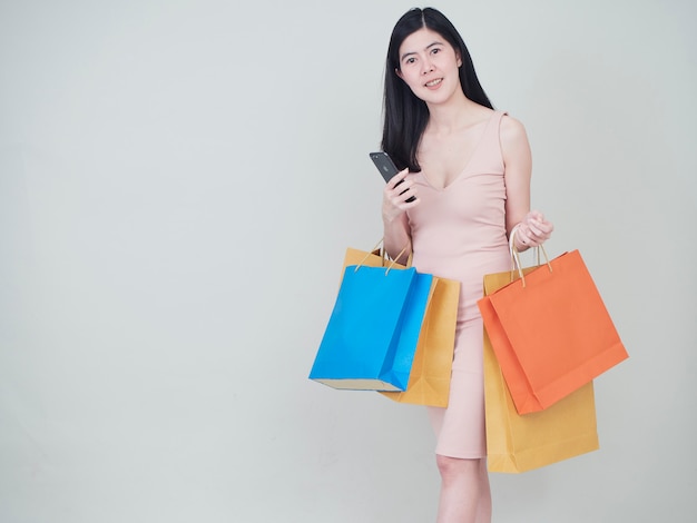 Sourire beauté femme avec des sacs colorés