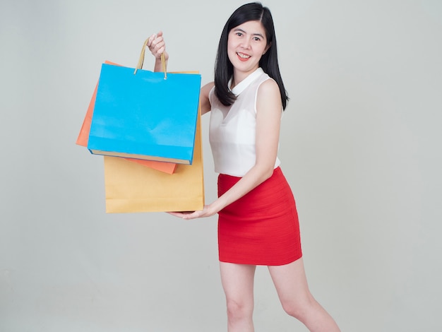 Sourire beauté femme avec des sacs colorés