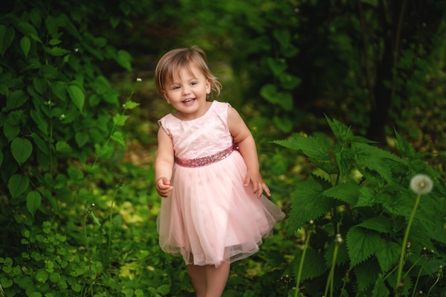 Sourire, bébé, girl, marche, jardin