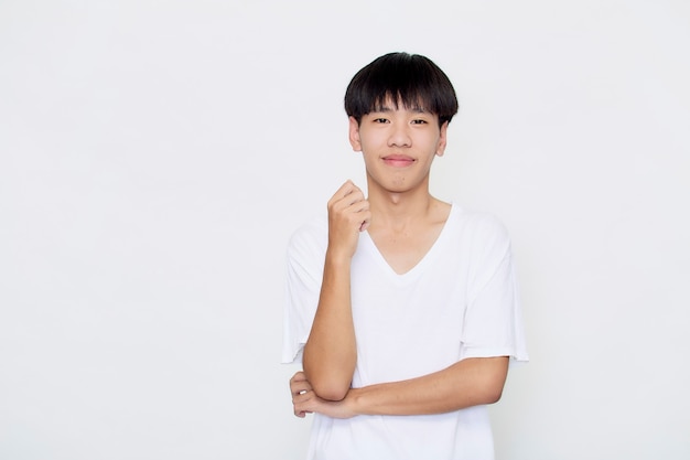 Sourire bel homme dans un t-shirt blanc décontracté