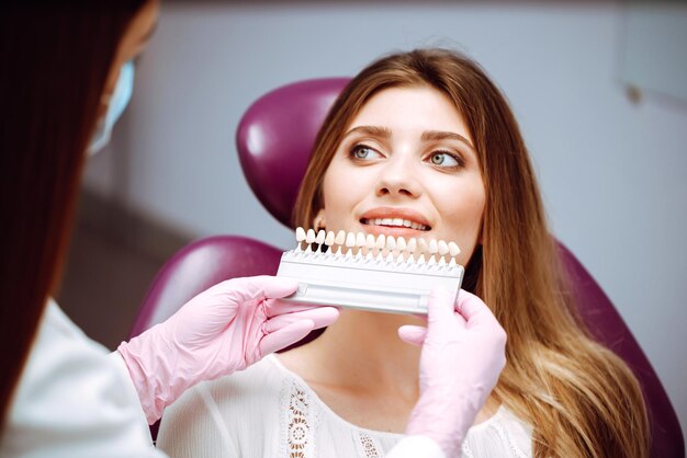 Sourire de belle femme avec un blanchiment des dents sain Teintes assorties des implants Healthy Smile