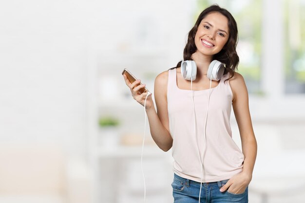 Sourire belle femme texting avec son téléphone