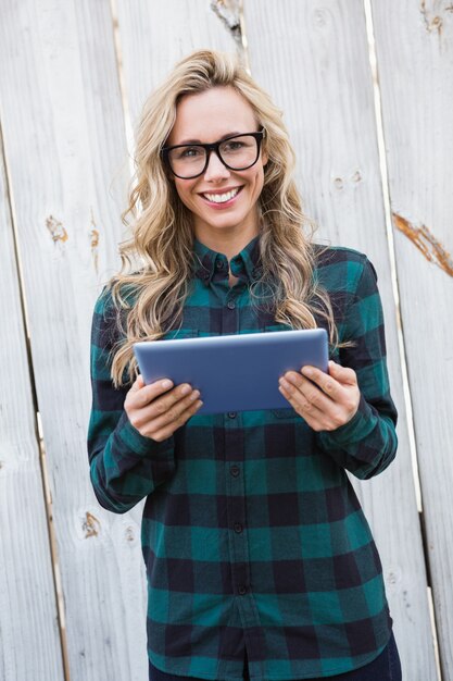 Sourire blonde à l&#39;aide de tablette numérique