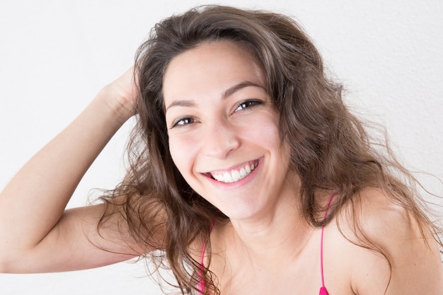 Sourire bouclé jolie jeune femme jolie fille heureuse